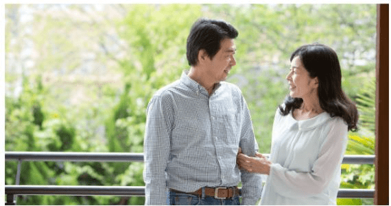 仲良く並ぶ40代カップル