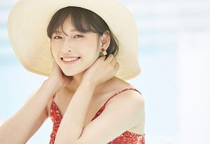 女