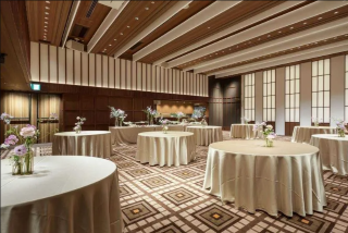 披露宴会場で出会う