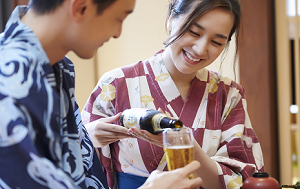 お酒をたしなむ女性