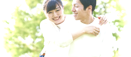 楽しそうに会話している男女