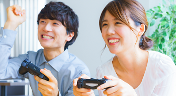 ゲームを楽しむ男女