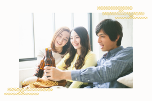 乾杯してる男女