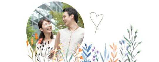 仲良く並ぶ40代カップル