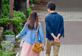 男女で仲良く散歩する