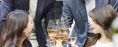 男女がビールで乾杯