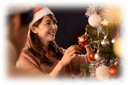 飾り付けをする女性