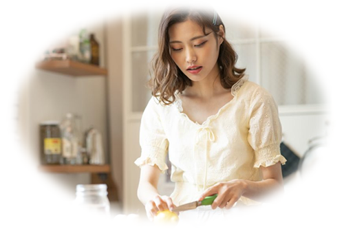 料理をする女性