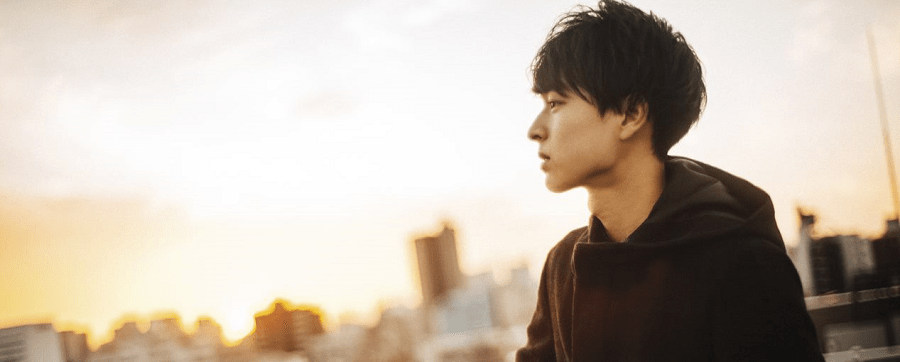魅力的容姿の男性