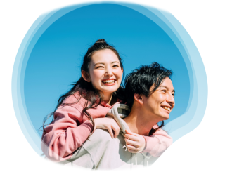 笑い合う男女