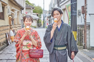 食べ歩きカップル