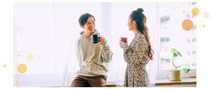 男女がコーヒーを飲む