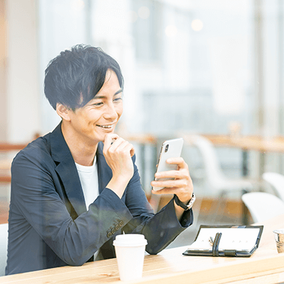 スマホを見て微笑む男性