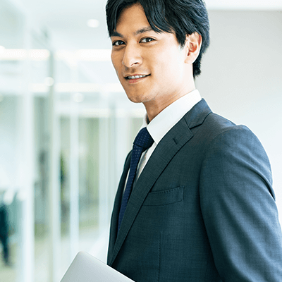 スーツの似合う男性