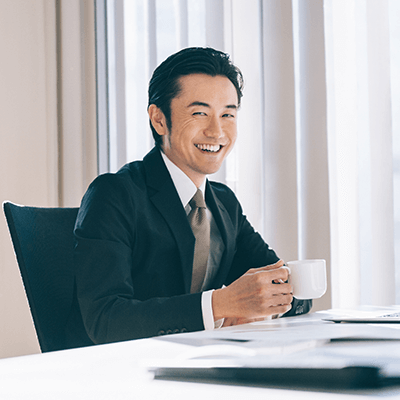 スーツ姿の男性