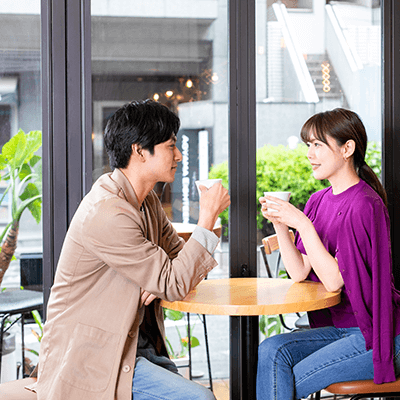 カフェでお茶する男女