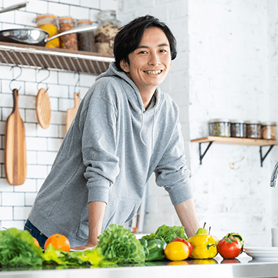 キッチンで微笑む男性
