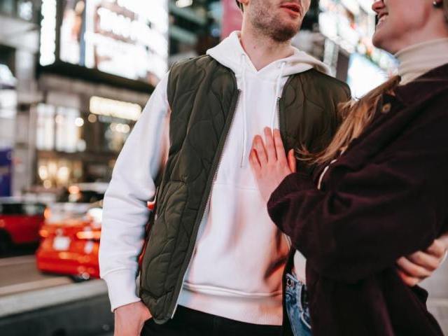 距離が近い人の心理とは 距離の近さが気になった時の対処法 Party Party Ibj