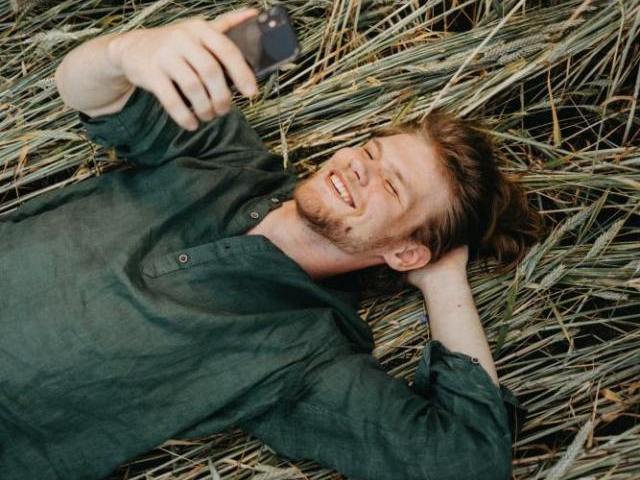 男性がLINEやメールで好きな女性に対してとる態度