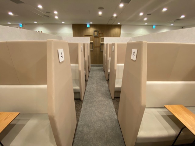 ウッド調の落ち着いた色味が生み出すリラックス空間