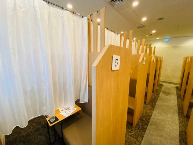 トークタイムスタートまでのドキドキ感！男女間のカーテン導入