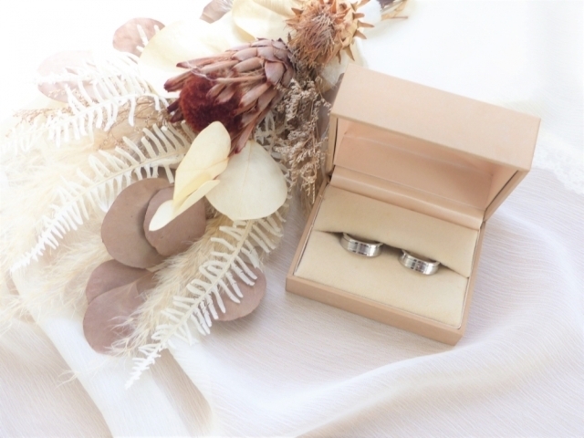 現代の女性の平均初婚年齢と婚姻数が一番多い年齢は？